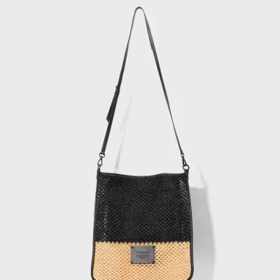Mala de ombro com trama preta e bege e placa cinzenta