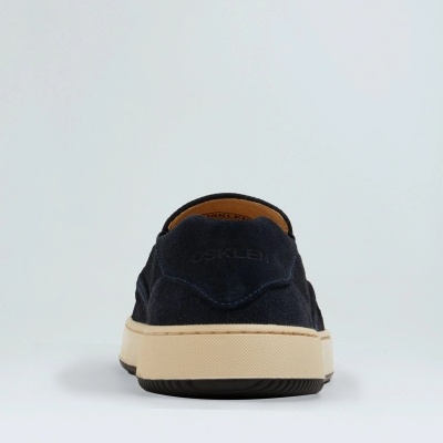 Sapato casual preto com sola bege visto de trás