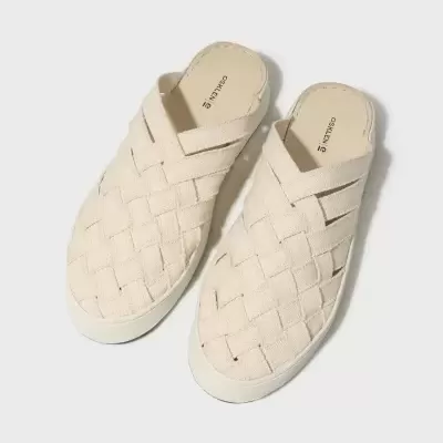 sapatos tipo mule bege claro com padrão trançado e sola branca