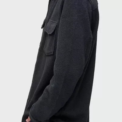 Casaco polar preto com bolso no peito em fundo branco.