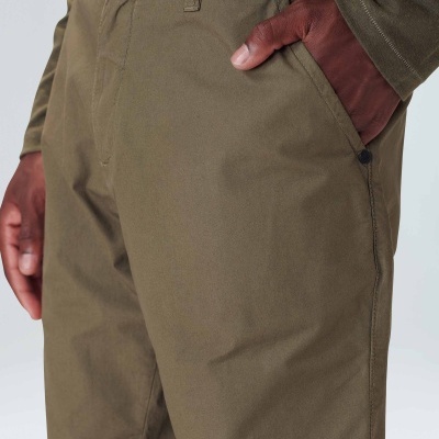 Bermuda masculina caqui com bolso frontal e botão