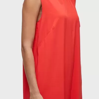 Vestido feminino vermelho sem mangas com decote redondo
