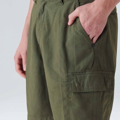 Bermudas verdes com bolsos e botão na cintura