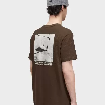 T-shirt castanha com estampa e gorro cinzento