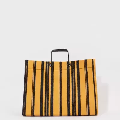 Mala de mão grande amarela com riscas pretas e alça preta rígida
