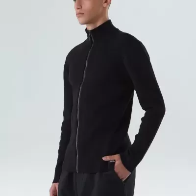 Casaco masculino preto com fecho de correr e gola alta