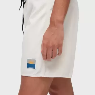 Calções brancos com cordão preto e etiqueta azul OSKLENSURFING