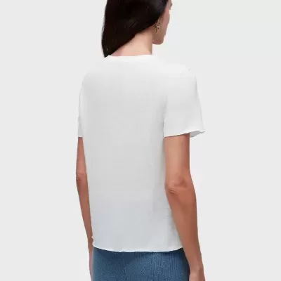 T-shirt branca de manga curta vista de costas com calças azuis.