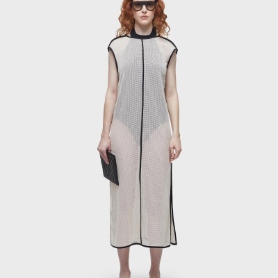 Vestido comprido transparente branco com padrão em rede e acabamento preto nas bordas