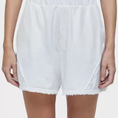 Calções brancos de tecido com cós elástico e bainha desfiada