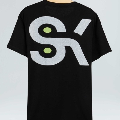 T-shirt preta com estampa cinzento e verde pendurada num cabide