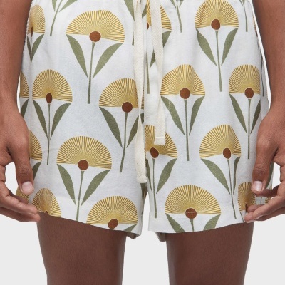 Calções florais amarelos e verdes com cordão branco na cintura