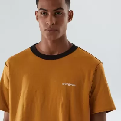 Camiseta masculina laranja com gola preta e texto branco 'e-brigader' no peito