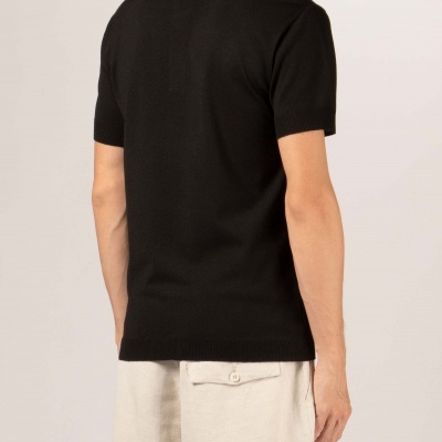 Camisola preta de manga curta vista de costas