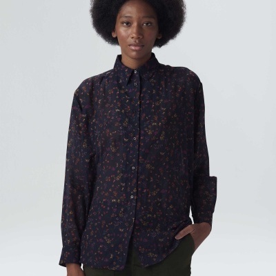 Camisa feminina escura com padrão floral e manga comprida
