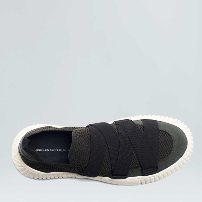 Ténis desportivo preto com sola branca e tiras elásticas cruzadas