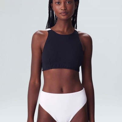 Top de bikini preto e braguilha branca em tecido elástico