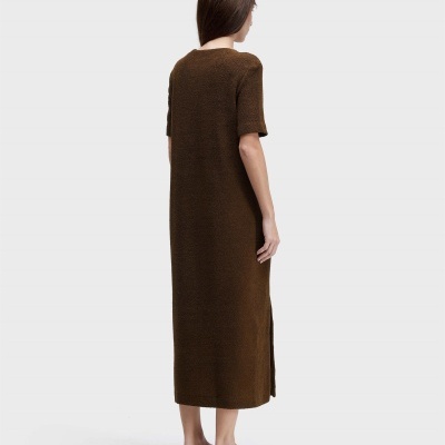 Pessoa de costas com vestido castanho e sandálias castanhas