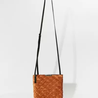 Mala tiracolo laranja acolchoada com alça preta
