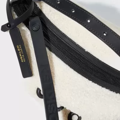 Bolsa branca tipo sherpa com detalhes em preto e texto OSKLEN RIO DE JANEIRO