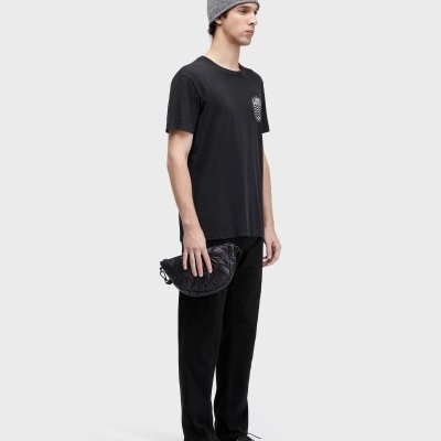 Homem com t-shirt preta, calças pretas, gorro cinzento e carteira preta acolchoada