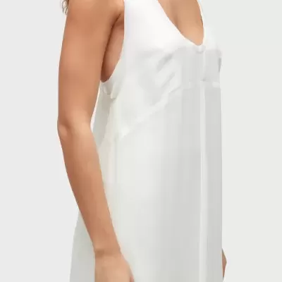 Vestido branco sem mangas com decote em V
