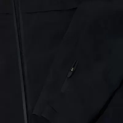 Casaco preto OSKLEN com fecho de correr e bolso no braço.