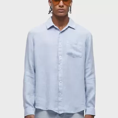 Camisa azul clara de manga comprida com bolso e colarinho