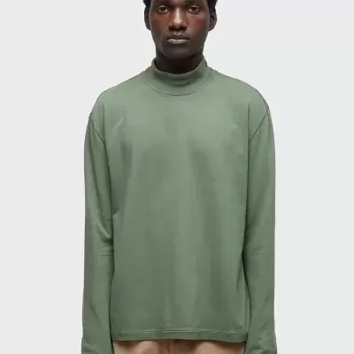 Camisola verde oliva de manga comprida com gola alta