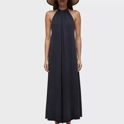 Mulher com vestido longo preto e chapéu de palha largo