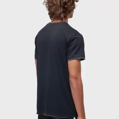 Homem de costas com t-shirt preta e calções pretos com riscas brancas