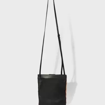 Mala preta de ombro retangular com alça longa