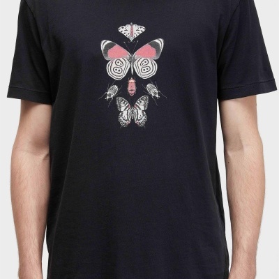 T-shirt preta de manga curta com estampado de borboletas e insetos.