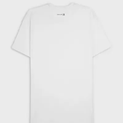 T-shirt branca básica com etiqueta no topo na parte traseira