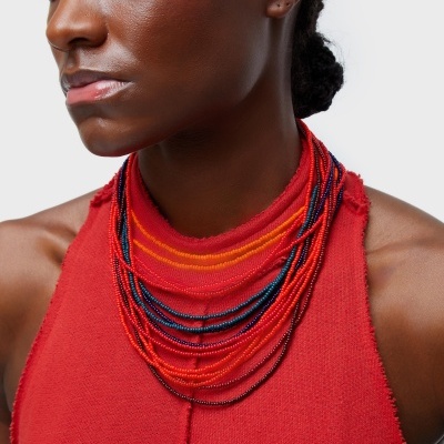 Mulheres com colar colorido de contas sobre top vermelho