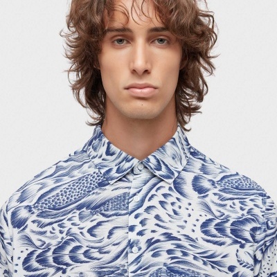 Camisa azul e branca com padrão de peixes e ondas