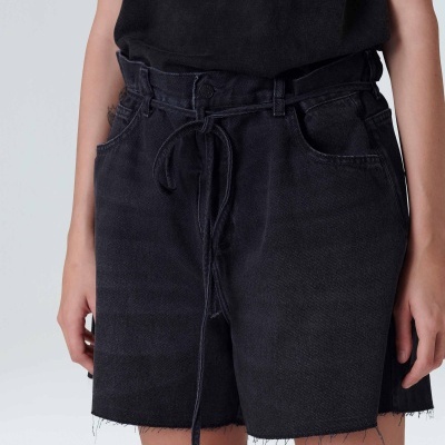 Calções de ganga pretos com cinto e bainha desfiada