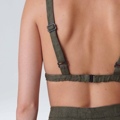 Top de alças verde-oliva em tecido texturado visto por trás