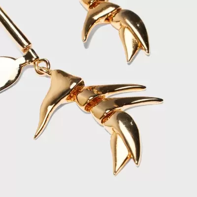 Brincos dourados com pendentes em forma de garras