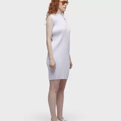 Mulher veste vestido branco curto sem mangas com sandálias brancas