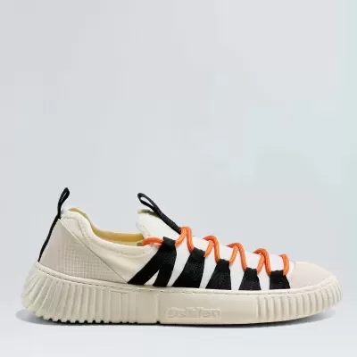 Ténis desportivo bege com atacadores laranja e detalhes pretos