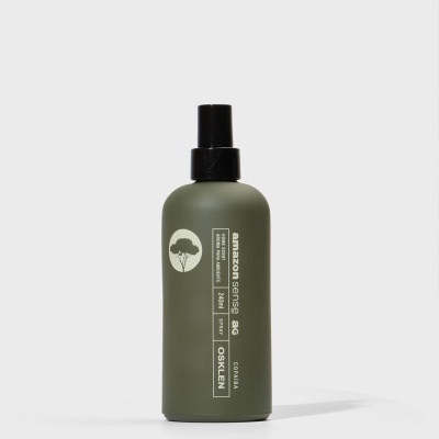 Frasco de spray aromatizador verde oliva com tampa preta e texto branco.