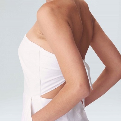 Vestido branco sem alças com recortes laterais usado por mulher