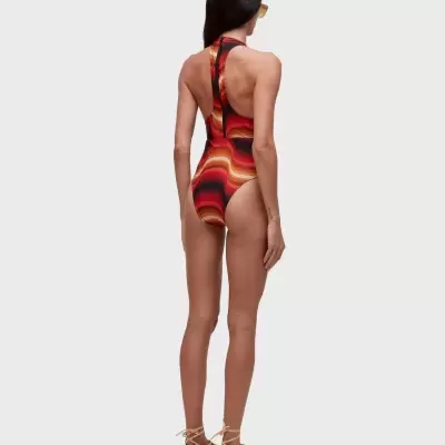 Fato de banho colorido com padrão ondulado usado por uma modelo vista de costas