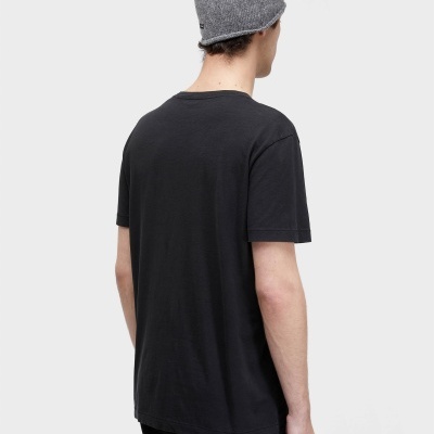 Homem de costas com t-shirt preta e boné cinzento de malha