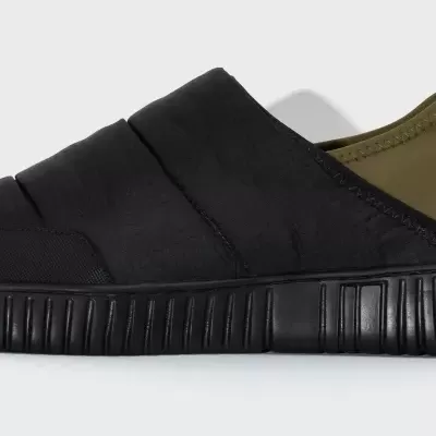 Calçado desportivo slip-on preto com sola texturizada preta