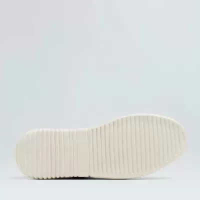 Sola de sapato branca com ranhuras paralelas