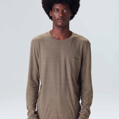 Camisola de malha bege claro com bolso no peito e mangas compridas