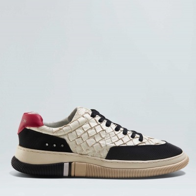 Tênis desportivo branco com padrão escamas, detalhes pretos, sola bicolor e aba vermelha