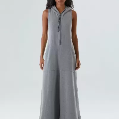 Vestido cinzento claro com capuz e fecho frontal em fundo branco.